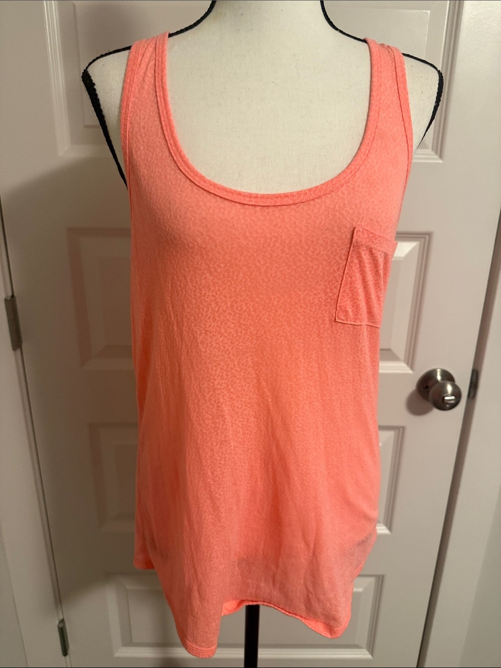Gap| Women’s Sleeveless Pocket Tank Top - Coral Animal Print